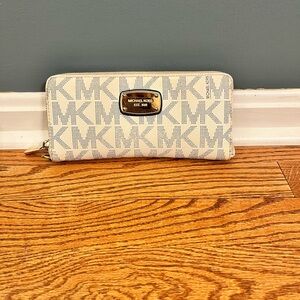 Michael Kors White Monogram wallet no wristlet band